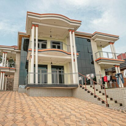 Student’s Dream Home with Parking and Proximity to Universities – Bumbogo