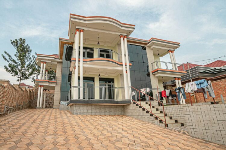 Student’s Dream Home with Parking and Proximity to Universities – Bumbogo