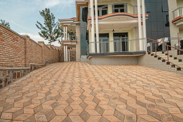 Student’s Dream Home with Parking and Proximity to Universities – Bumbogo