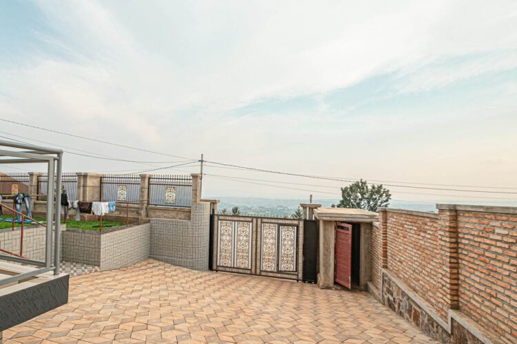 Student’s Dream Home with Parking and Proximity to Universities – Bumbogo