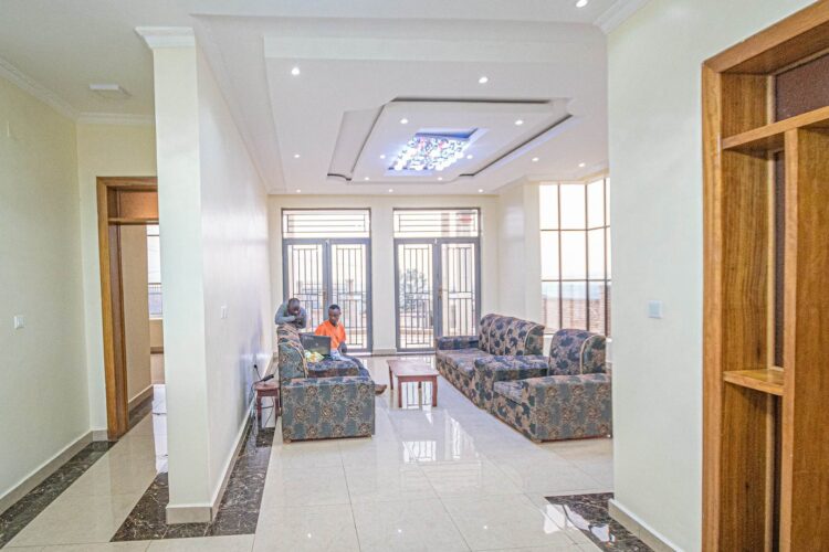 Student’s Dream Home with Parking and Proximity to Universities – Bumbogo