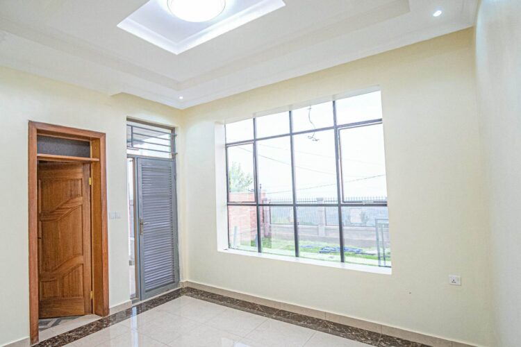 Student’s Dream Home with Parking and Proximity to Universities – Bumbogo