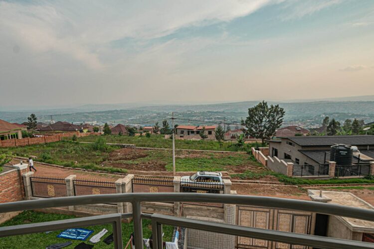 Student’s Dream Home with Parking and Proximity to Universities – Bumbogo