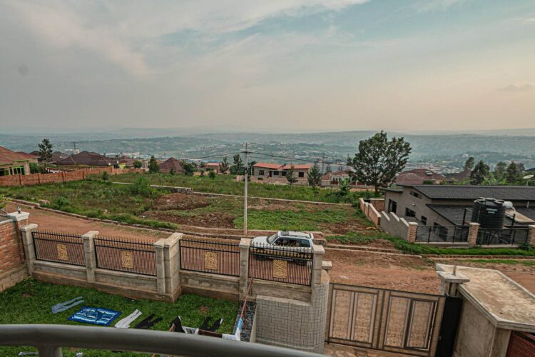 Student’s Dream Home with Parking and Proximity to Universities – Bumbogo