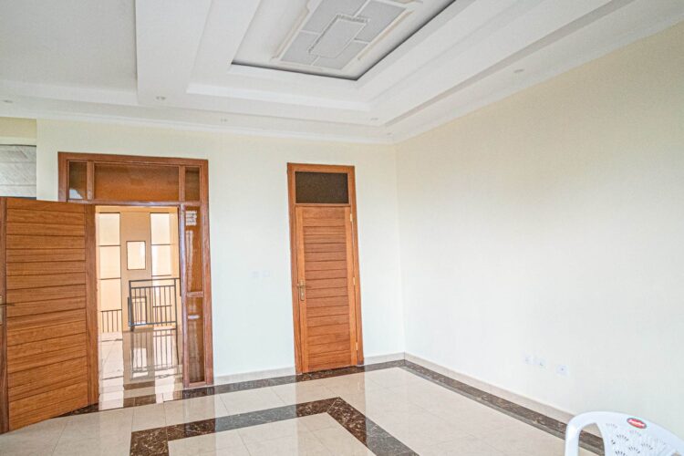 Student’s Dream Home with Parking and Proximity to Universities – Bumbogo
